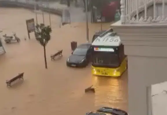 İstanbul'da sağanak kabusu: Araçlar sulara gömüldü, deniz kıyıları aştı