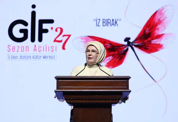 Emine Erdoğan'dan gençlere çağrı: Dijital çağın gürültüsünde kendi sesinizi bulmanın yolu el ele vermekten geçiyor
