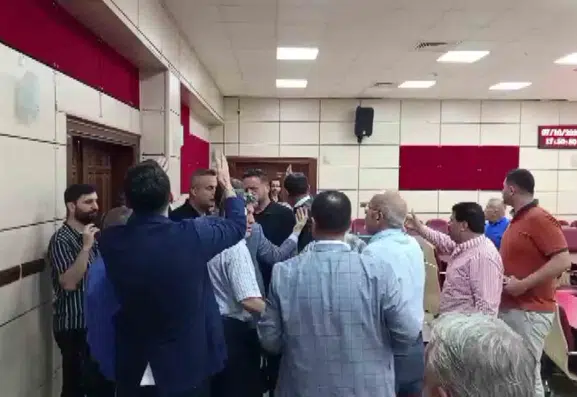 Yüreğir Belediye Meclisi'nde tansiyon yükseldi: CHP'li üyeler arasında yumruklu kavga iddiası