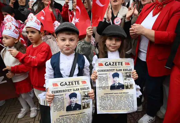 Manisa'da Cumhuriyet coşkusu: Tarihi manşetler çocukların ellerinde yeniden hayat buldu