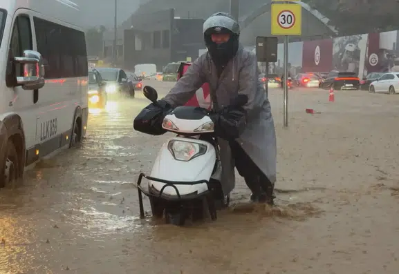 İstanbul'da aniden bastıran sağanak hayatı felç etti: Yollar göle döndü, sürücüler çaresiz kaldı