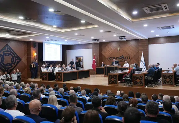 Konyaaltı'nda İstifa Depremi: Meclis Salonunda Sözlü Düello