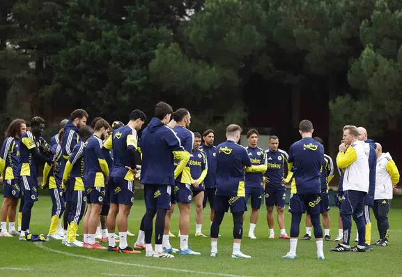 Fenerbahçe'de yeni dönem: İsmail Kartal sonrası ilk idman Dirk Kuyt'a emanet
