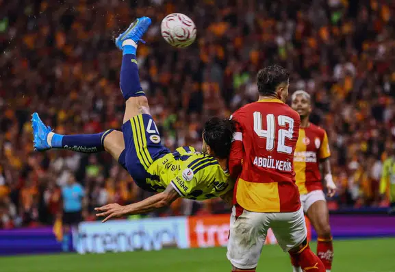 İrfan Can Kahveci'nin derbi hasreti şık bir röveşatayla sona erdi