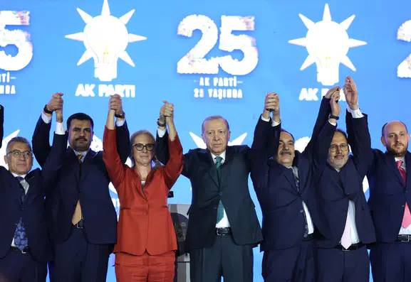 AK Parti’den gövde gösterisi: 7 belediye başkanı ve 3 milletvekili saflarına katıldı