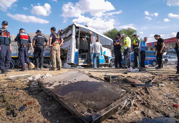 Ulaşım felaketi: Halk otobüsü ile hafriyat kamyonu çarpıştı, 2 ölü 25 yaralı