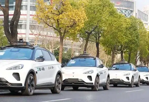 Uber uygulamasına artık sürücüsüz robotaksiler geldi