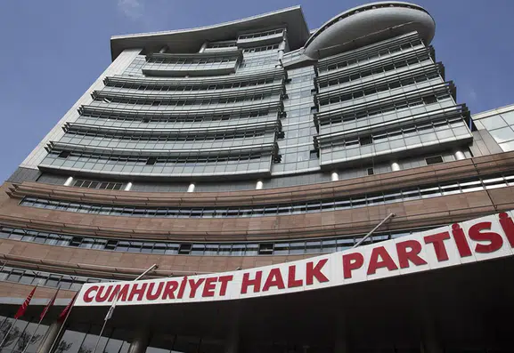 CHP'de ipler geriliyor: İstifaya direnen isimler için kritik süreç başladı