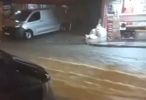İstanbul'da akşam saatlerinde kabus: Yollar su altında kaldı