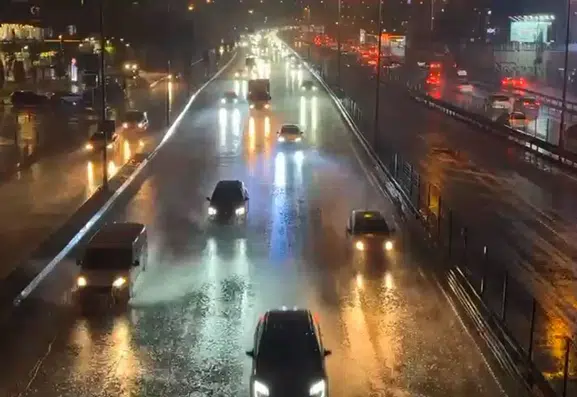 Meteorolojinin uyarısı gerçeğe dönüştü: İstanbul'da aniden bastıran sağanak hayatı felç etti