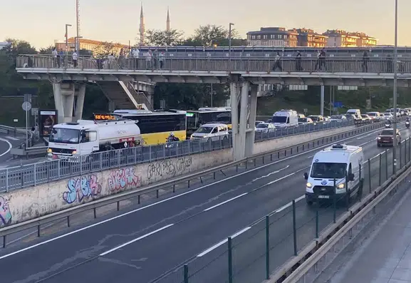 İstanbul trafiğinde tanker krizi: Orta şeritte kalınca hayat durdu
