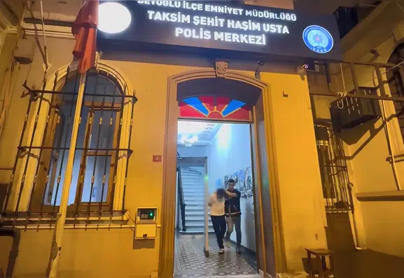 Beyoğlu'nda 31 yıllık firar operasyonla son buldu: Evinden cephanelik çıktı