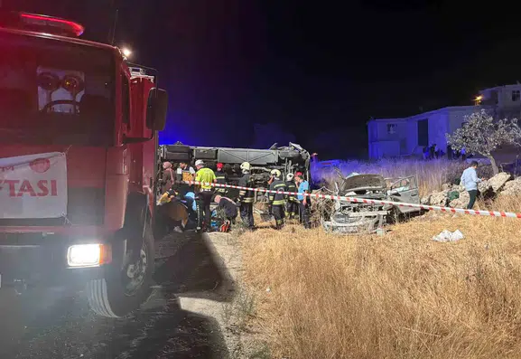 Gaziantep yolunda büyük acı: Kafa kafaya çarpışan araçlardan geriye sadece enkaz kaldı