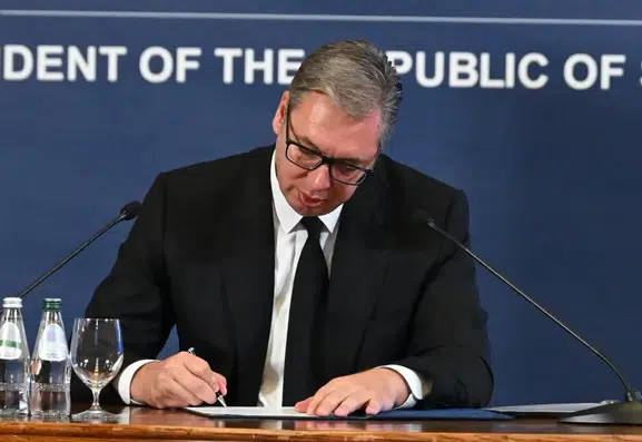 Sırbistan'da Vucic dönemi kapandı: Cumhurbaşkanlığı koltuğunu bırakıp başbakanlık için sahaya iniyor