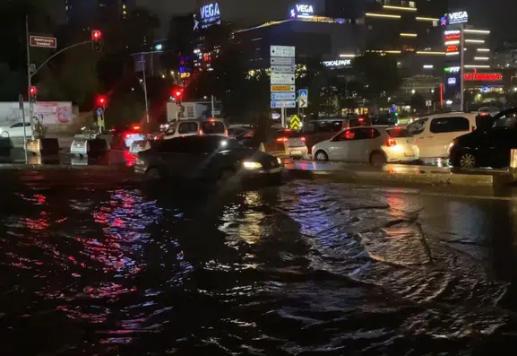 İstanbul'da akşam saatlerinde aniden bastıran sağanak hayatı felç etti