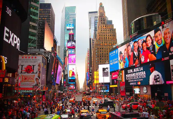New York'un kalbinde dehşet anları: Times Meydanı'nda bıçaklı saldırı