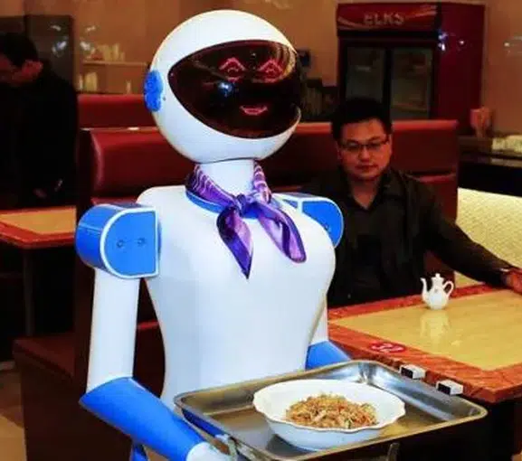 İnsanlı garson devri kapanıyor mu: Çin'de garson robot hizmeti