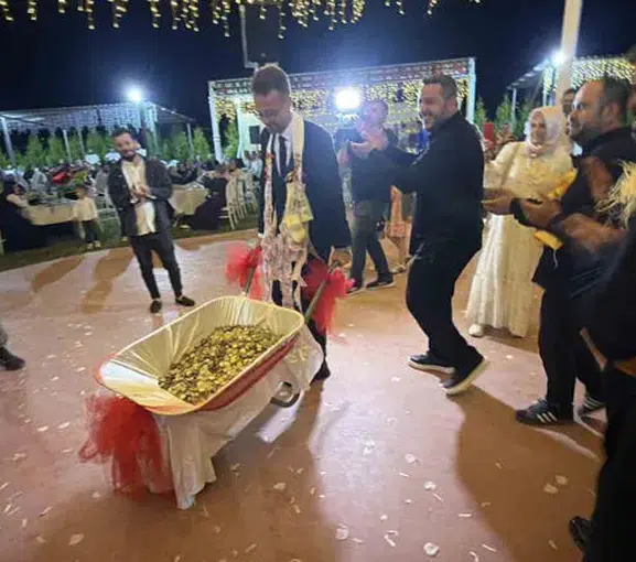 Düğün takısını altın yerine el arabası dolusu bozuk para getirdiler