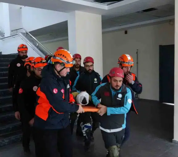 Kars'ta okul bahçesinde nefes kesen anlar: Minikler afetle mücadeleyi yerinde öğrendi