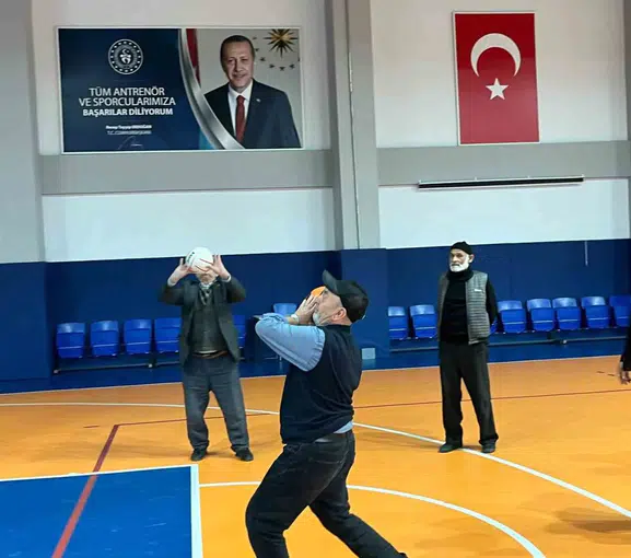 Bilecik'te sahalar gençlere değil, tecrübeye emanet: Yıllara meydan okuyanlar parkeye indi