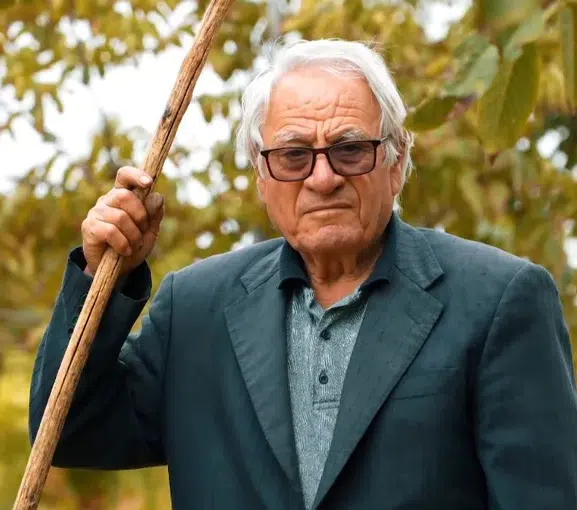 78 yaşındaki Hüseyin amcanın ceviz bahçesindeki bozlaklı mesaisi