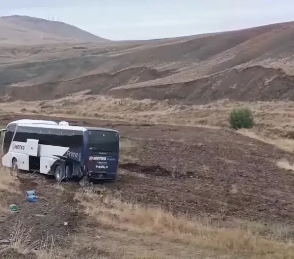 Sivas'ta gece yarısı dehşeti: Yolcu otobüsü tarlaya uçtu