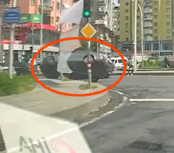 Diyarbakır'da korku dolu anlar: Kontrolden çıkan otomobil kaldırıma çarparak yan yattı