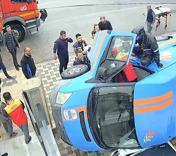 Karaman'da kargo aracı park halindeki otomobilin üzerine devrildi
