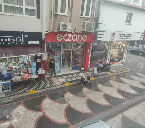 Keşan'da aniden bastıran sağanak hayatı felç etti