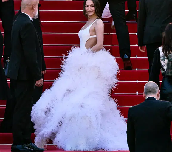 Demet Özdemir Cannes kırmızı halısında Türk modasını temsil etti