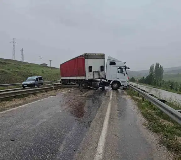 Ankara Haymana yolunda tır ve minibüs çarpıştı