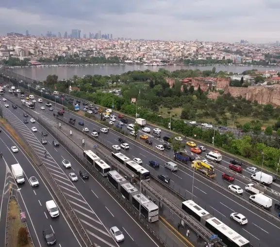 İstanbul trafiği yağmur ve futbolla kilitlendi