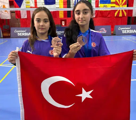 Manisalı genç raketler Sırbistan’da kürsüye çıktı