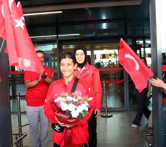 Dünya şampiyonuna görkemli karşılama