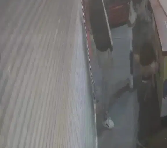 Zonguldak'ta büfe önünde içecek hırsızlığı kameraya yansıdı