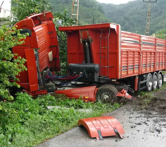 Giresun’da kontrolden çıkan kamyon bir evin bahçesine daldı