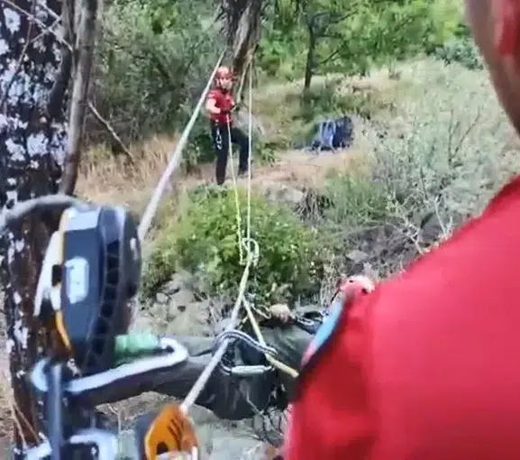 Tunceli’de mantar toplarken derede mahsur kalan 3 kardeşi jandarma kurtardı
