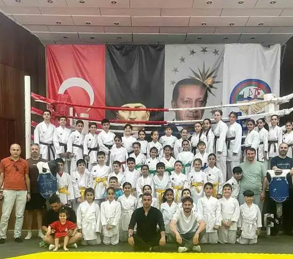 Körfezli genç karateciler yeni kuşaklarına kavuştu