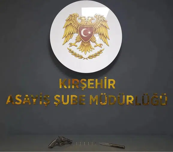 Kırşehir polisinde gece operasyonu Araçtan cephanelik çıktı