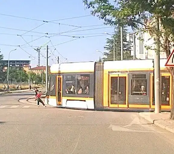 Eskişehir trafiğinde tramvaya tutunarak paten kaydılar