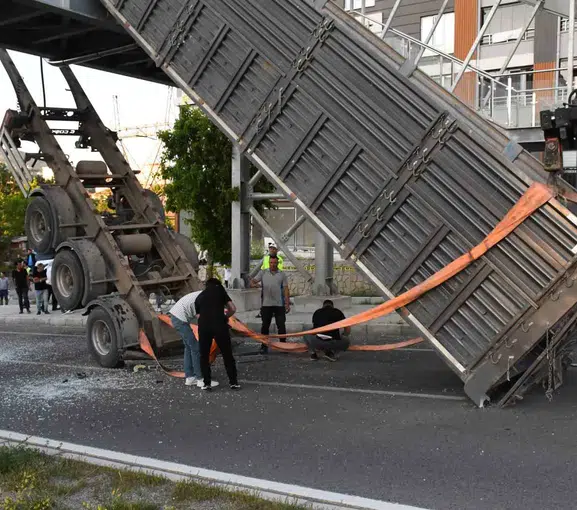 Yozgat trafiğini kilitleyen tır kazası