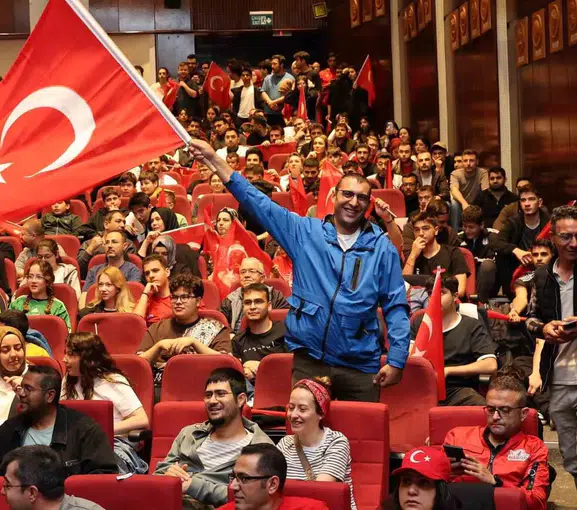 Erciyes Üniversitesi öğrencileri milli maçı dev ekranda izledi