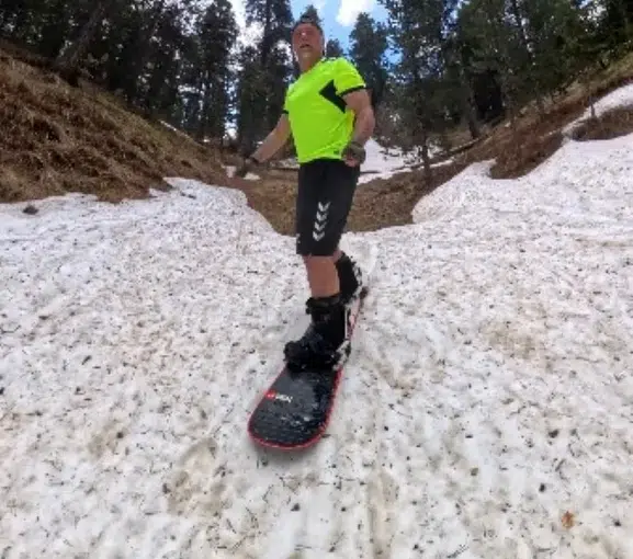 Haziran güneşinde Sarıkamış'ta snowboard keyfi