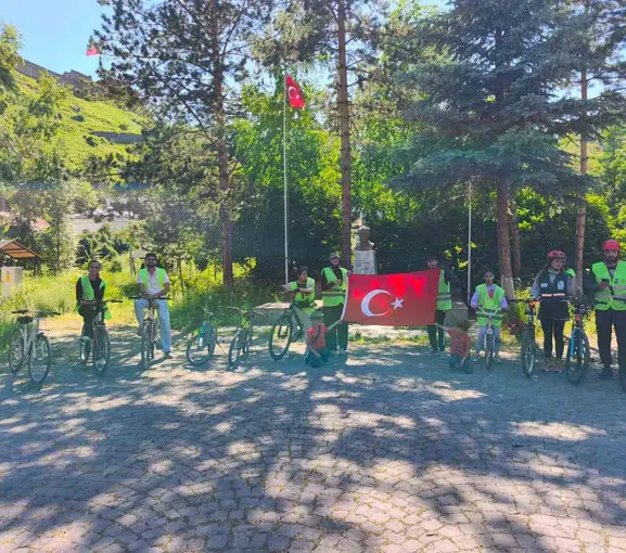 Kars sokaklarında bağımlılığa karşı pedal çevirdiler