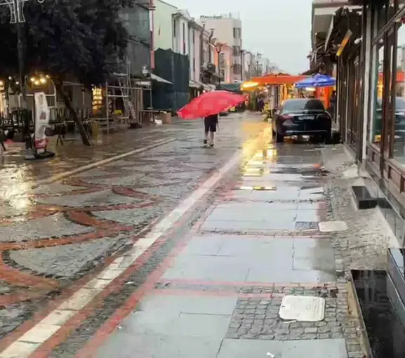 Edirne sokaklarında dev şemsiyeli yağmur molası