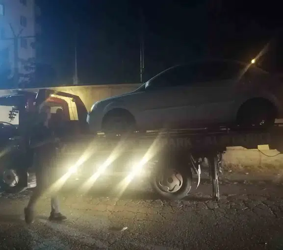 Kilis’te karakol yolunu tıkayan araçlar çekiciyle toplandı