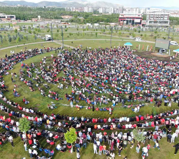 Malatyalılar milli maçı dev ekranda coşkuyla izledi