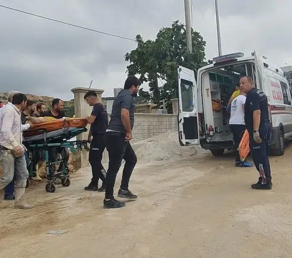 Antalya'da inşaat denetimi yapan müteahhit boşluğa düşerek ağır yaralandı