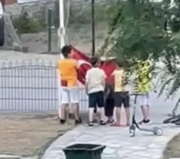 Bartın'da rüzgarın yere düşürdüğü bayrağı çocuklar kurtardı
