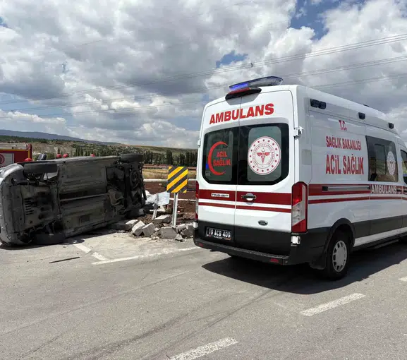 Çorum'da kavşak kazası 5 kişi yaralandı